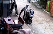 Hai tên trộm rình rập bẻ khóa, trộm xe máy tại Sài Gòn