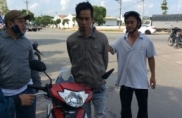 Giả vờ mua hàng để trộm xe máy
