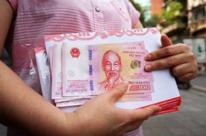 5 tờ 100 ĐỒNG KỶ NIỆM 65 NĂM NGÀY THÀNH LẬP NHNN VIỆT NAM CÓ FOLDER