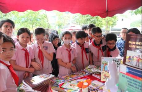 Quận Đống Đa tặng sách cho 19 trường tiểu học và 16 trường THCS