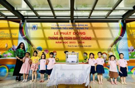 quyên góp tiền mặt để ủng hộ cho những nạn nhân của vụ cháy chung cư