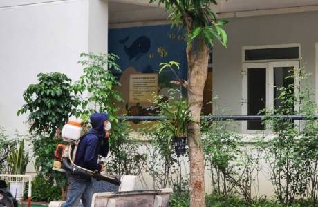 Tăng cường phun thuốc phòng chống muỗi, đảm bảo môi trường học tập an toàn cho học sinh