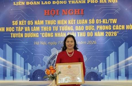 CHÚC MỪNG NGƯỜI THẮP LỬA YÊU NGHỀ GIỮA MÁI TRƯỜNG TRUNG TỰ 