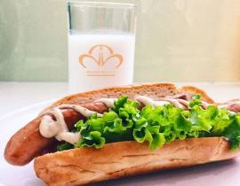 Bữa sáng đầy năng lượng với món hotdog xông khói!