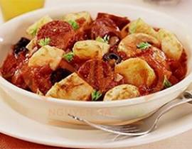XÚC XÍCH TRỘN KHOAI TÂY SỐT CÀ