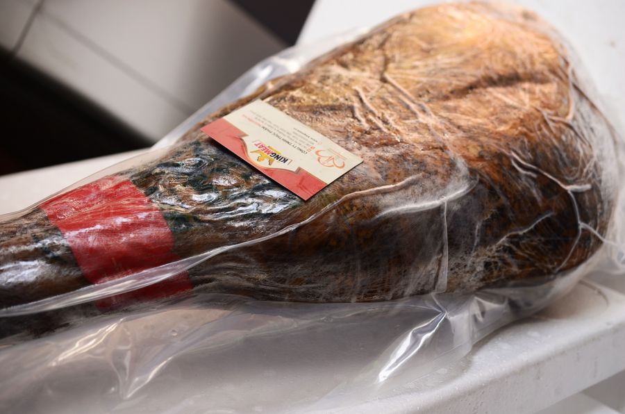 NGUYÊN ĐÙI SAU CÓ XƯƠNG 36 THÁNG JAMON IBERICO BELLOTA GRAN RESERVA