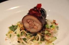 BAP-GIO-HEO-RUT-XUONG-NHAN-XUC-XICH-STUFFED-PORK-KNUCLE